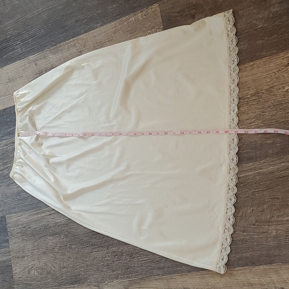 Vintage Deera cream lace detail half slip nylon size M - Picture 2 of 5